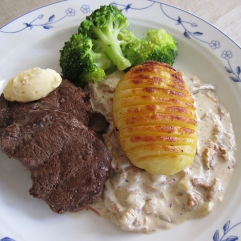 Grillad oxfilé med kantarellsås och hasselbackspotatis.