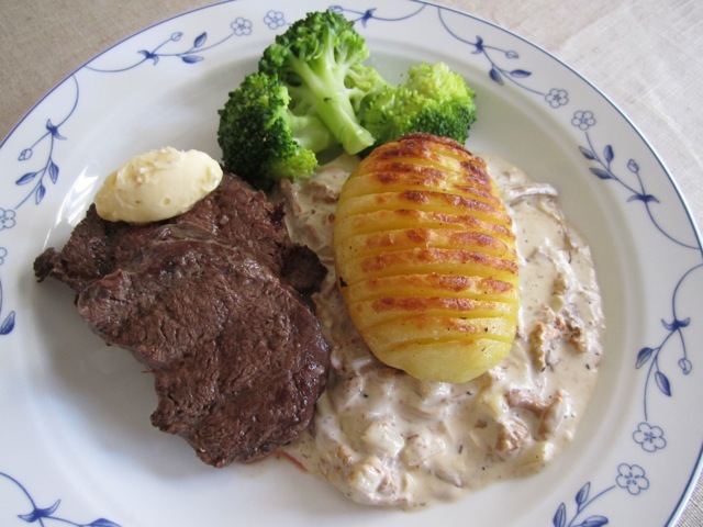 Grillad oxfilé med kantarellsås och hasselbackspotatis.